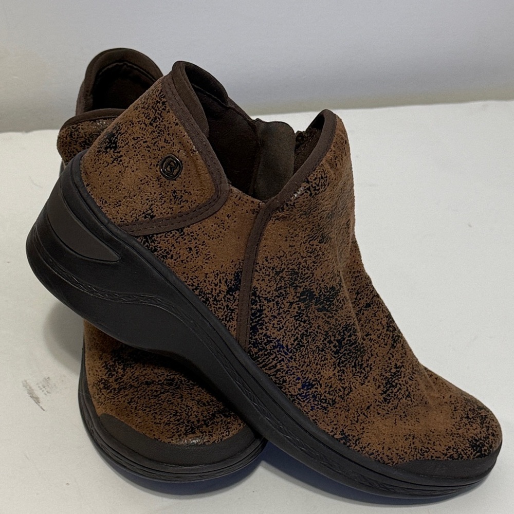 BZEES. DOMINO WHISKY  BROWN  ZIP CONFORT ANKLE BOOTS